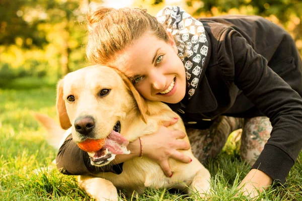 Una Chica Sonriente Está Jugando Con Perro Parque — Foto de Stock