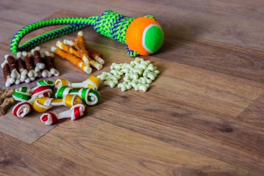 Köpek arkaplanda renkli bisküviler, köpekler için aperatifler. Sağlıklı kuru hayvan maması konsepti