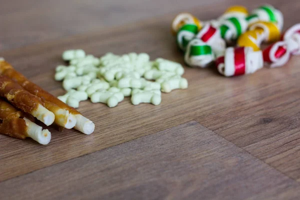 Biscoitos Coloridos Saborosos Cão Fundo Madeira Lanches Para Cães Conceito — Fotografia de Stock