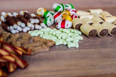 Köpek arkaplanda renkli bisküviler, köpekler için aperatifler. Sağlıklı kuru hayvan maması konsepti