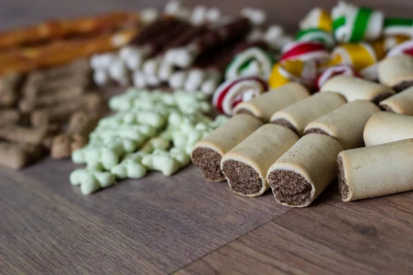 Biscoitos Coloridos Saborosos Cão Fundo Madeira Lanches Para Cães Conceito — Fotografia de Stock