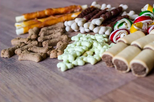 Biscoitos Coloridos Saborosos Cão Fundo Madeira Lanches Para Cães Conceito — Fotografia de Stock