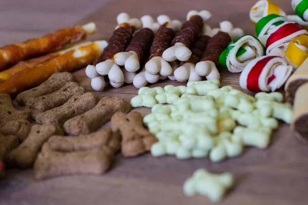 Biscoitos Coloridos Saborosos Cão Fundo Madeira Lanches Para Cães Conceito — Fotografia de Stock