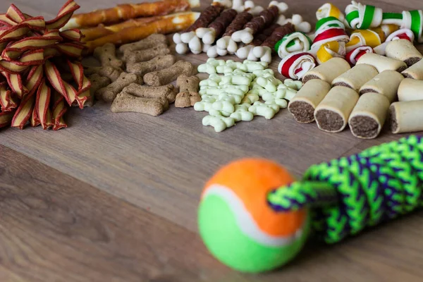 Biscoitos Coloridos Saborosos Cão Fundo Madeira Lanches Para Cães Conceito — Fotografia de Stock