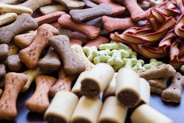 Корм Домашних Животных Закуски Собак Собака Вкусное Цветное Печенье Деревянном — стоковое фото