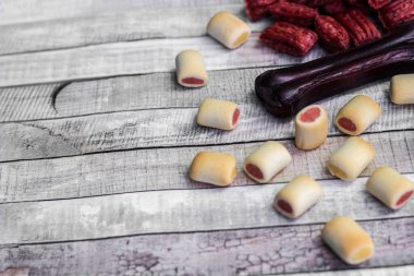 Köpeğin lezzetli renkli bisküvileri.