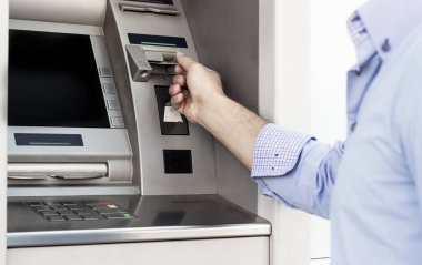 Adamın bir Atm kullanarak kredi kartıyla elini