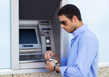 Adamın bir Atm kullanarak kredi kartıyla elini