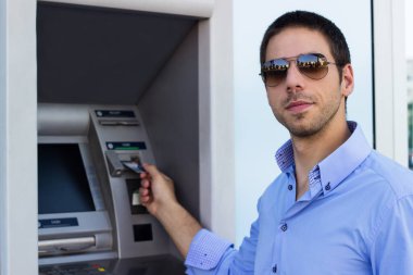 Adamın bir Atm kullanarak kredi kartıyla elini