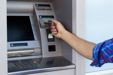 Adamın bir Atm kullanarak kredi kartıyla elini