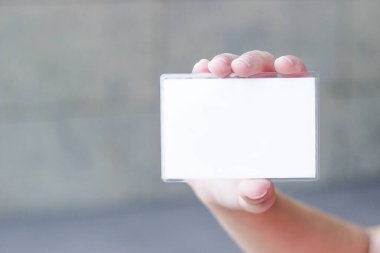 Elinde boş bir kartvizit var. 