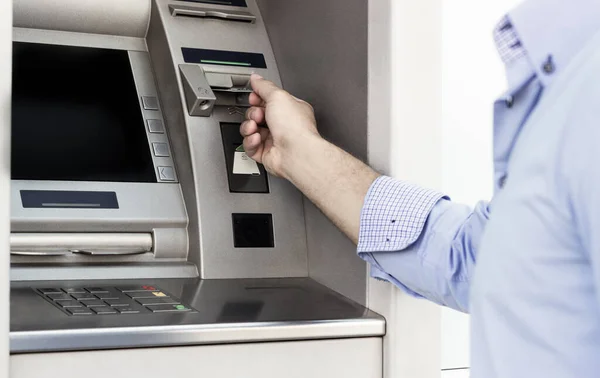 Adamın bir Atm kullanarak kredi kartıyla elini