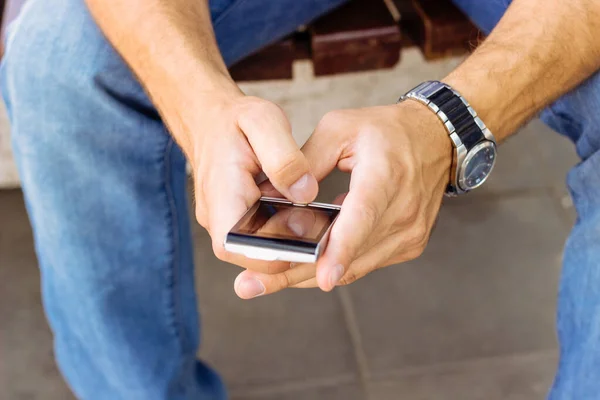 Primer Plano Joven Usando Teléfono Móvil —  Fotos de Stock