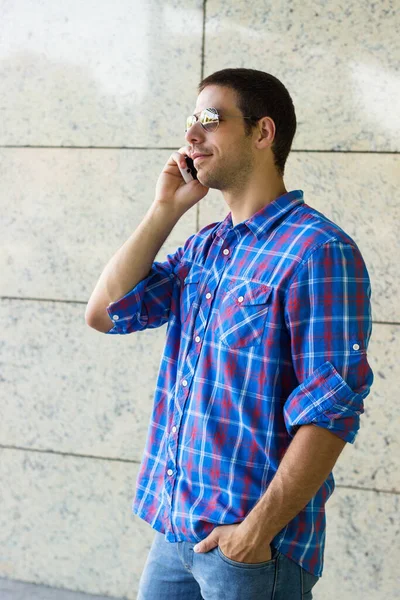 Hombre Guapo Hablando Por Teléfono —  Fotos de Stock