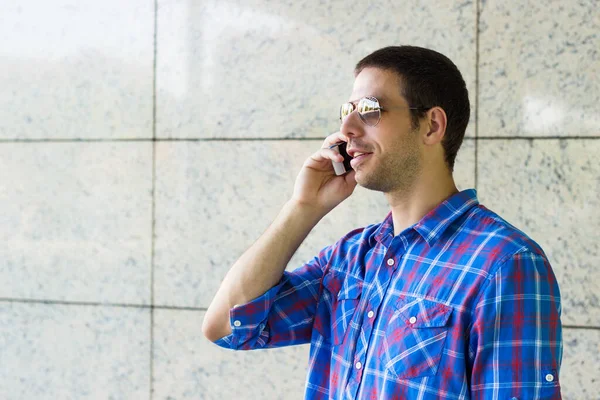 Hombre Guapo Hablando Por Teléfono —  Fotos de Stock