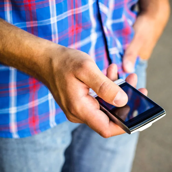 Primer Plano Joven Usando Teléfono Móvil —  Fotos de Stock