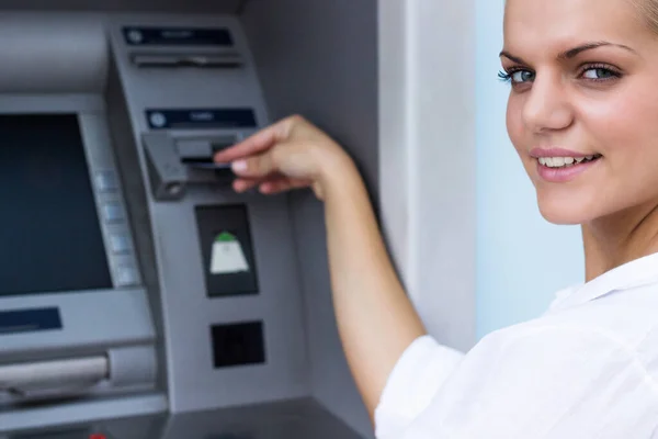 Piękna Bizneswoman Biorąca Pieniądze Bankomatu — Zdjęcie stockowe