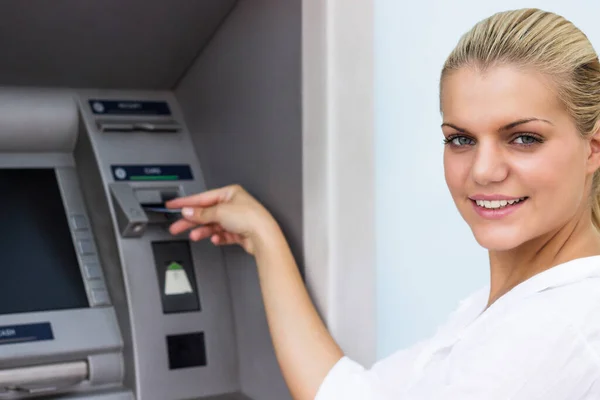Piękna Bizneswoman Biorąca Pieniądze Bankomatu — Zdjęcie stockowe