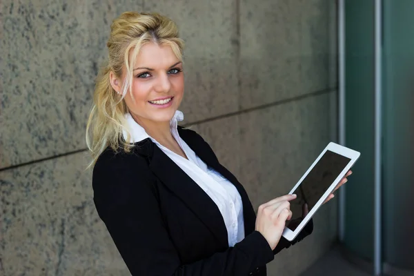 Porträt Einer Lächelnden Geschäftsfrau Mit Digitalem Tablet Arbeitsplatz — Stockfoto