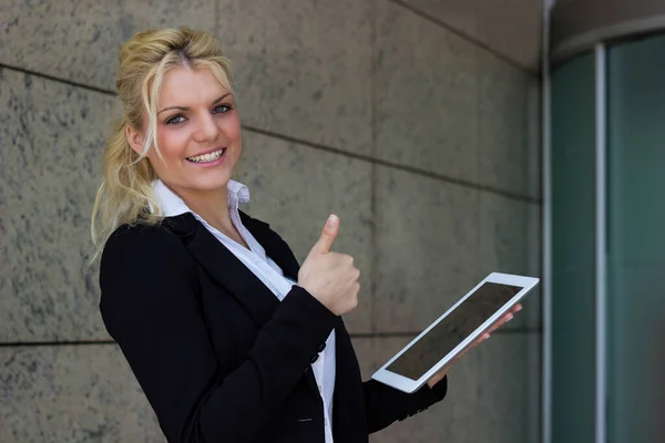 職場でのデジタルタブレットPcを持つ笑顔のビジネス女性の肖像画 — ストック写真