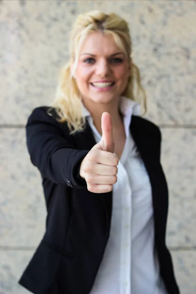 美しい若いビジネス女性が親指を表示 — ストック写真