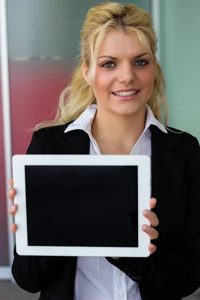 Portret Uśmiechniętej Bizneswoman Cyfrowym Tabletem Miejscu Pracy — Zdjęcie stockowe