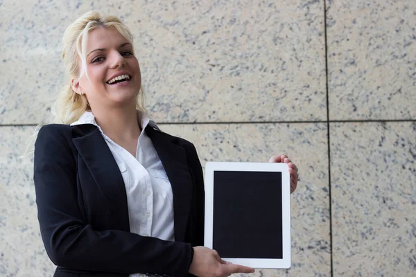 Portret Uśmiechniętej Bizneswoman Cyfrowym Tabletem Miejscu Pracy — Zdjęcie stockowe