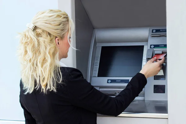 Uśmiechnięta Bizneswoman Wypłacająca Pieniądze Karty Kredytowej Atm — Zdjęcie stockowe