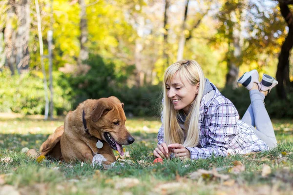 Positive Junge Frau Genießt Glückliche Momente Mit Ihrem Hund — Stockfoto