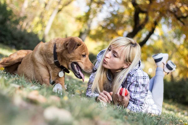 Jovem Mulher Positiva Desfrutando Momentos Felizes Com Seu Cão — Fotografia de Stock