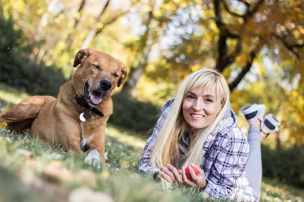 Mujer Joven Positiva Disfrutando Momentos Felices Con Perro —  Fotos de Stock