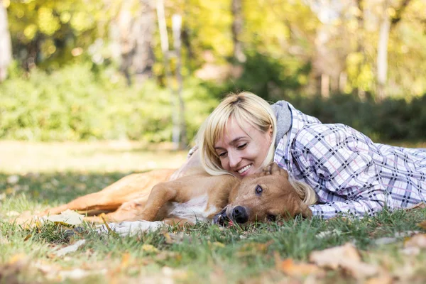 Mujer Joven Positiva Disfrutando Momentos Felices Con Perro —  Fotos de Stock