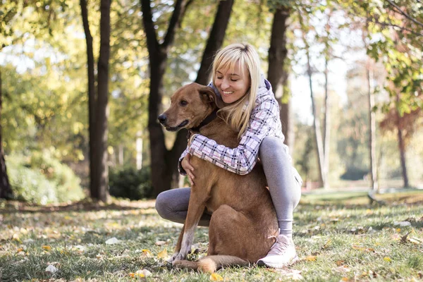 Mujer Joven Positiva Disfrutando Momentos Felices Con Perro — Foto de Stock