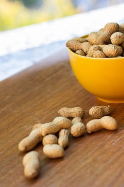 Fıstıklar eski ahşap masada kasede