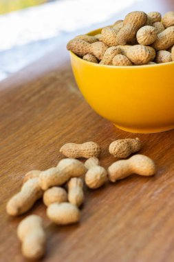 Fıstıklar eski ahşap masada kasede