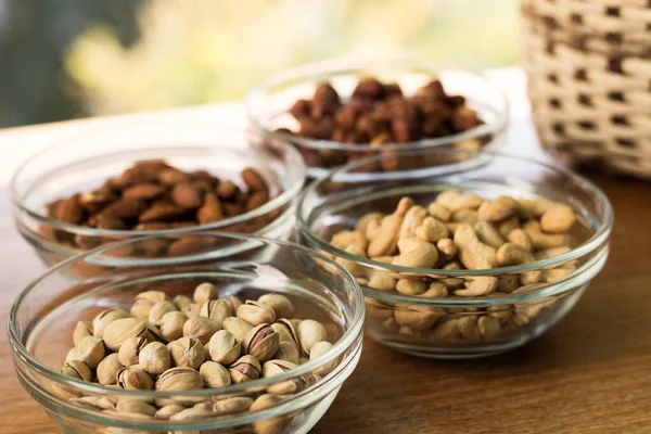 Sortiment Blandade Nötter Trä Bord Bakgrund Pistagenötter Mandelnötter Cashewnötter Hasselnötter — Stockfoto