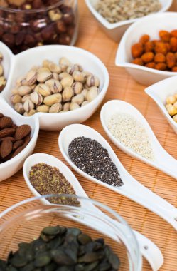 Ahşap arka planda karışık fındık ve hasır sepet çeşitleri