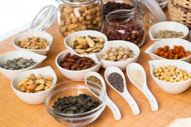 Ahşap arka planda karışık fındık ve hasır sepet çeşitleri