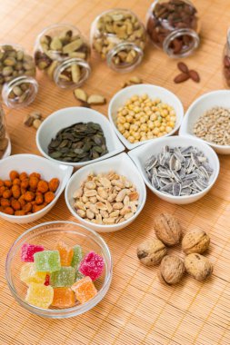 Jöle ve fındık, büyük bir grup karışık fındık ve jöle