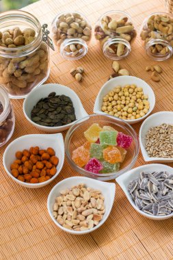 Jöle ve fındık, büyük bir grup karışık fındık ve jöle