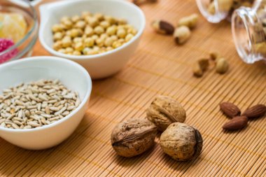 Jöle ve fındık, büyük bir grup karışık fındık ve jöle