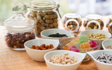 Jöle ve fındık, büyük bir grup karışık fındık ve jöle