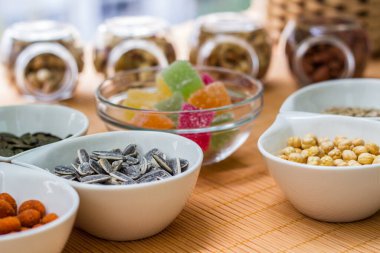 Jöle ve fındık, büyük bir grup karışık fındık ve jöle