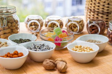 Jöle ve fındık, büyük bir grup karışık fındık ve jöle