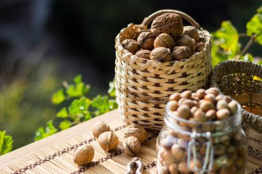 Tahta sepetin üzerinde ceviz ve fındık.