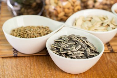 Bir sürü karışık fındık ve tohum. Sağlıklı fındık ve tohum koleksiyonu