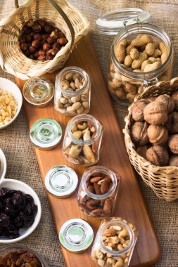 Cam kavanozda fındık var. Vejetaryen ve organik gıda kavramı