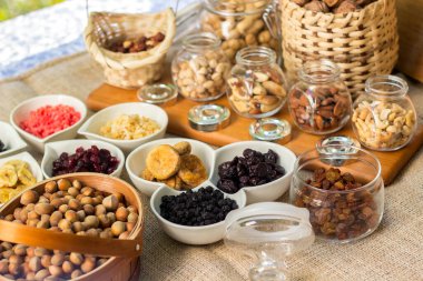 Granola bar. Sağlıklı fındık ve kurutulmuş meyve.