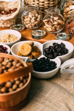 Kurutulmuş meyve ve fındık kasede. Şekerli meyve çeşitleri