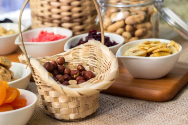 Kurutulmuş meyve ve fındık kasede. Şekerli meyve çeşitleri